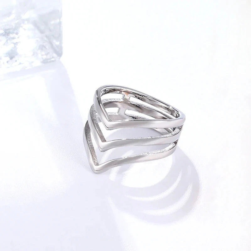 Three V Shape Ring — vista frontale
