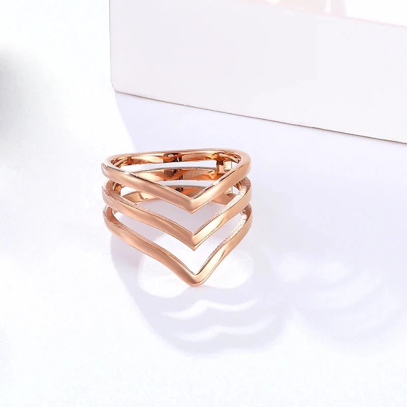 Three V Shape Ring — vista posteriore