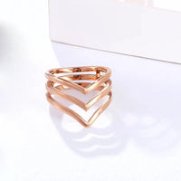 Three V Shape Ring — vista posteriore