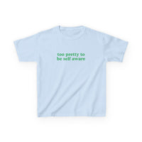 Too Pretty to be Self Aware Brat Baby Tee — dettaglio della stampa