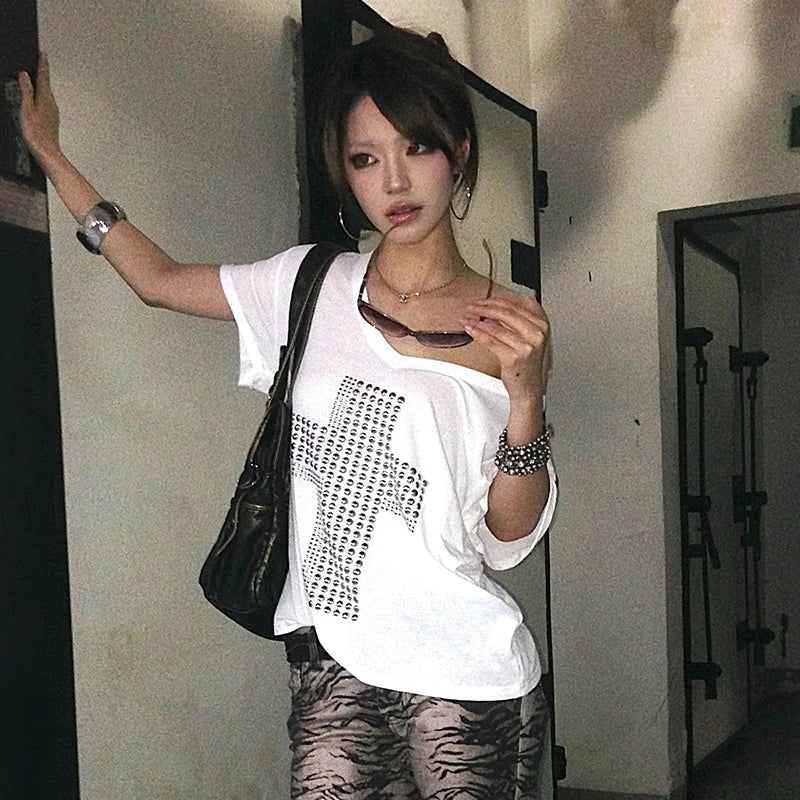 Trashy Grunge Y2K Metal Cross Graphic V Neck T Shirt — vista frontale