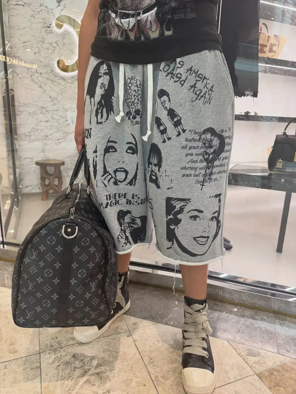 Vintage Y2K Grey Collage Graphic Wide Leg Jorts — vista frontale