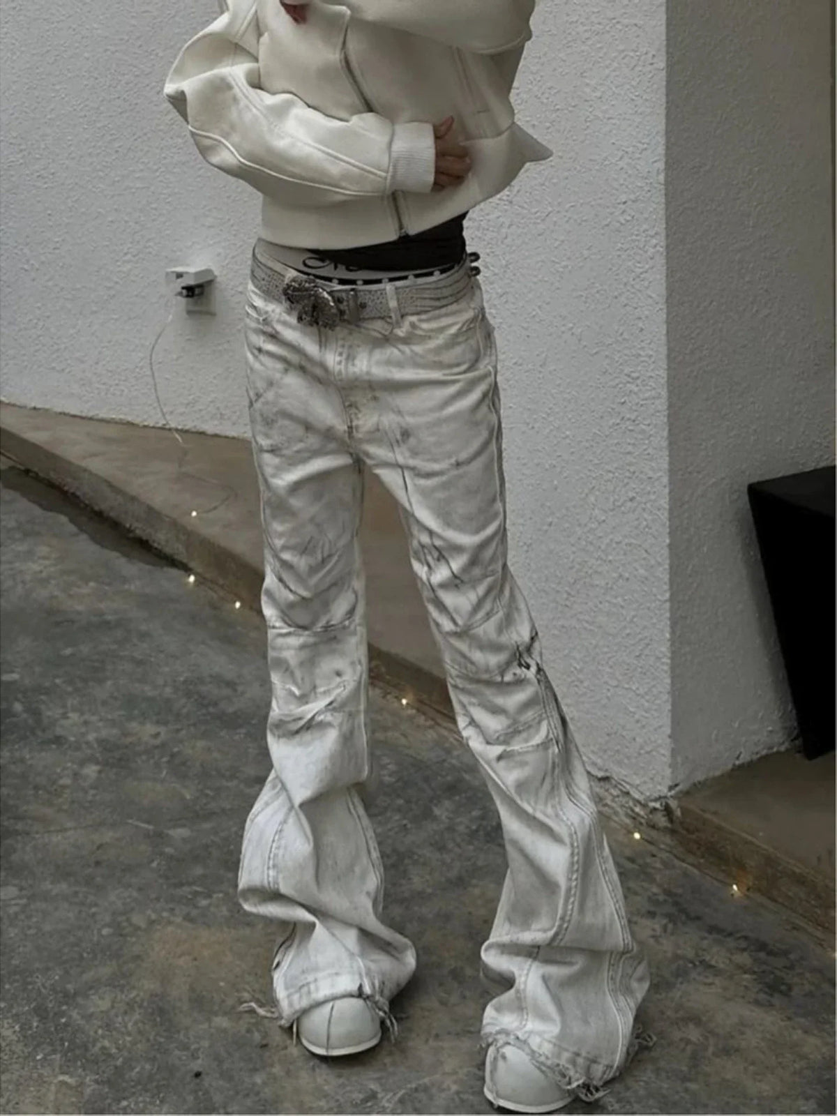 White Y2K Street Style Tie Dye Flared Jeans — dettaglio della stampa