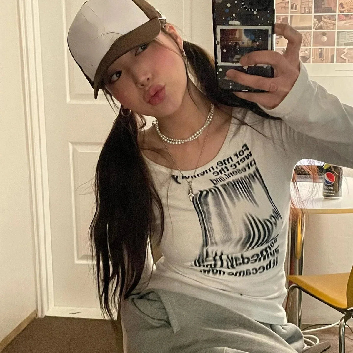 Womens Long Sleeve Y2K Graphic Top — vista posteriore
