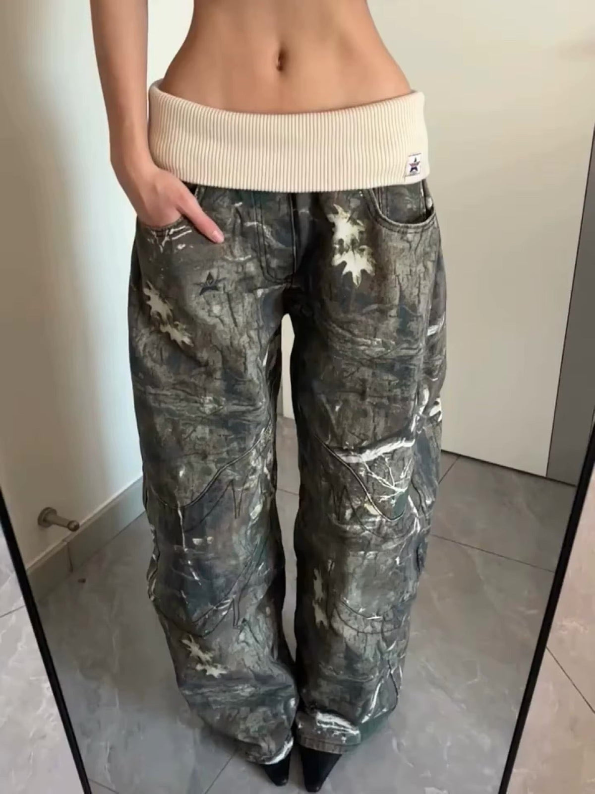 Y2 Retro Camouflage Low Rise Bootcut Jeans — vista frontale