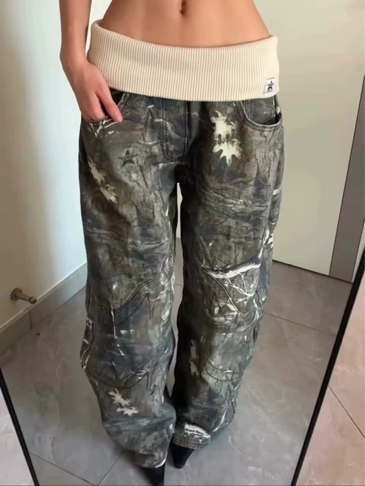 Y2 Retro Camouflage Low Rise Bootcut Jeans — vista laterale