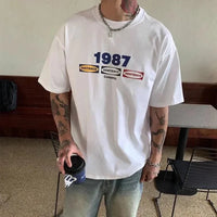 3 is Company Baggy T Shirt — dettaglio della stampa