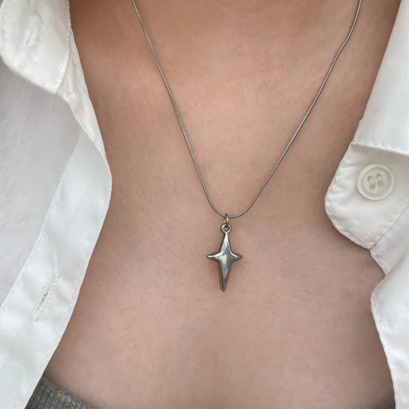 Aesthetic Star Cross Pendent Necklace — vista frontale