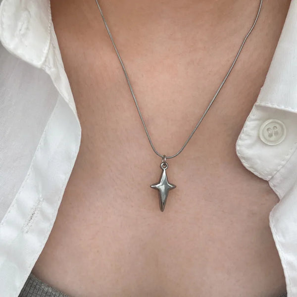 Aesthetic Star Cross Pendent Necklace — vista frontale