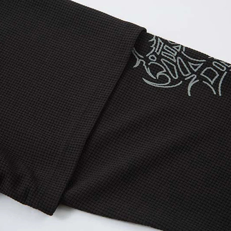 "All My Love" Graphic Mock Layered Long Sleeve Polo Shirt Top — dettaglio del tessuto