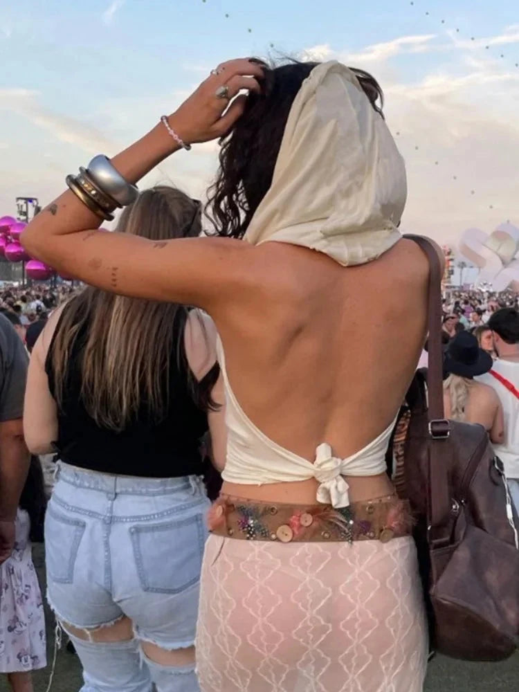 Backless Hooded Cropped Halter Top — vista laterale