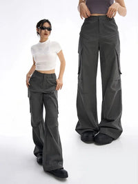 Baggy Grey Cargo Trousers — vista laterale