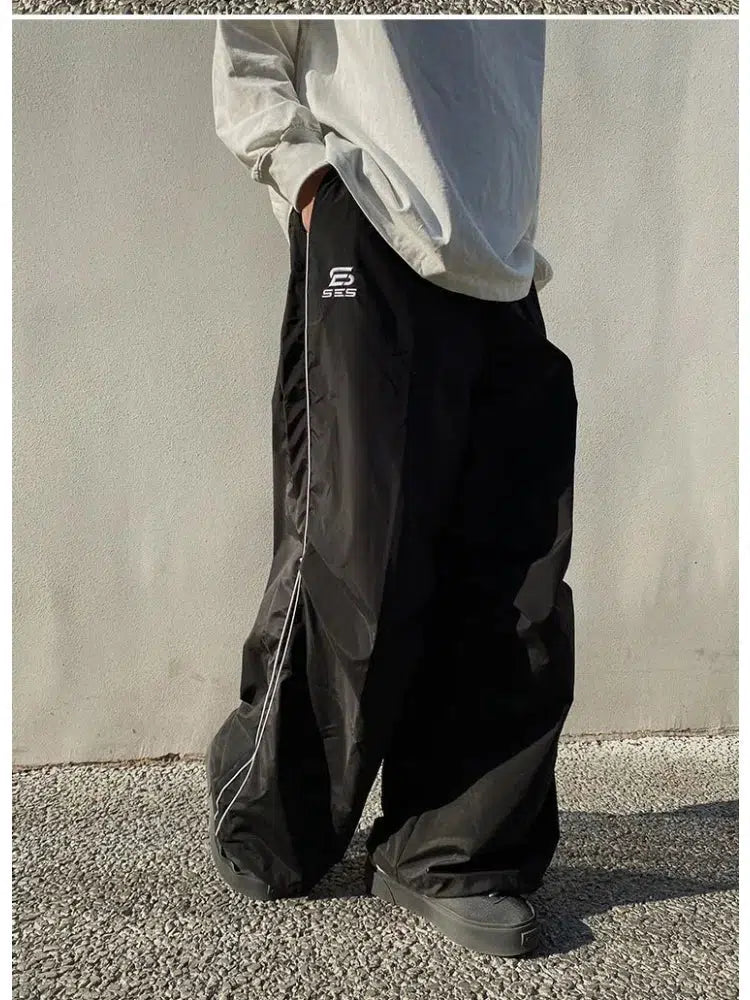 Baggy Shell Joggers Trousers — dettaglio della stampa