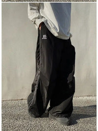 Baggy Shell Joggers Trousers — dettaglio della stampa