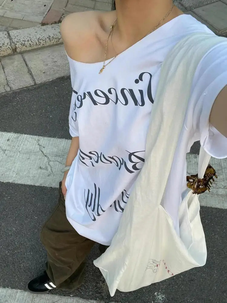 Baggy White Off Shoulder Graphic Top — vista frontale