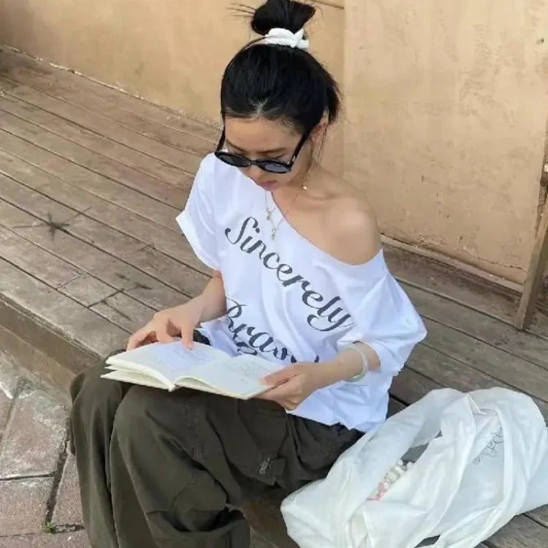 Baggy White Off Shoulder Graphic Top — vista posteriore