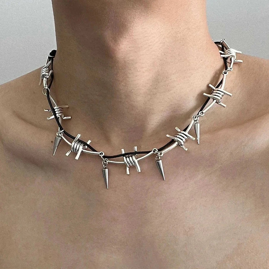 Barbed Wire Thorn Necklace — vista posteriore
