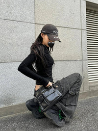 Black Low Waist Cargo Flared Jeans — dettaglio della stampa