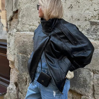 Black Snap Button Faux Leather Jacket — dettaglio della stampa