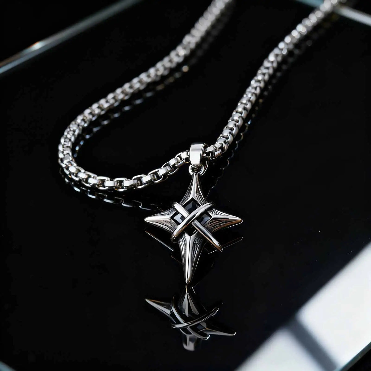 Black Zircon Star Pendant Necklace — vista frontale