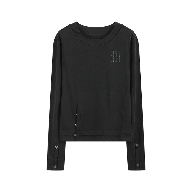 Black on Black Graphic Button Long Sleeve Top — dettaglio della stampa