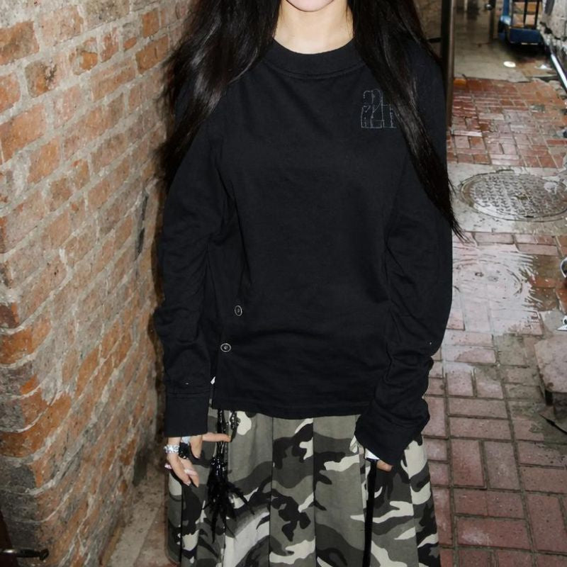 Black on Black Graphic Button Long Sleeve Top — vista frontale