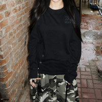 Black on Black Graphic Button Long Sleeve Top — vista frontale