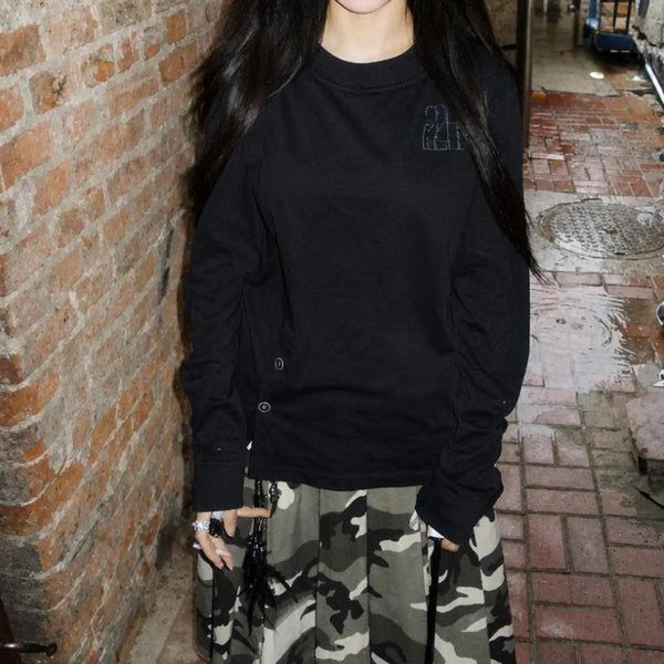 Black on Black Graphic Button Long Sleeve Top — vista frontale