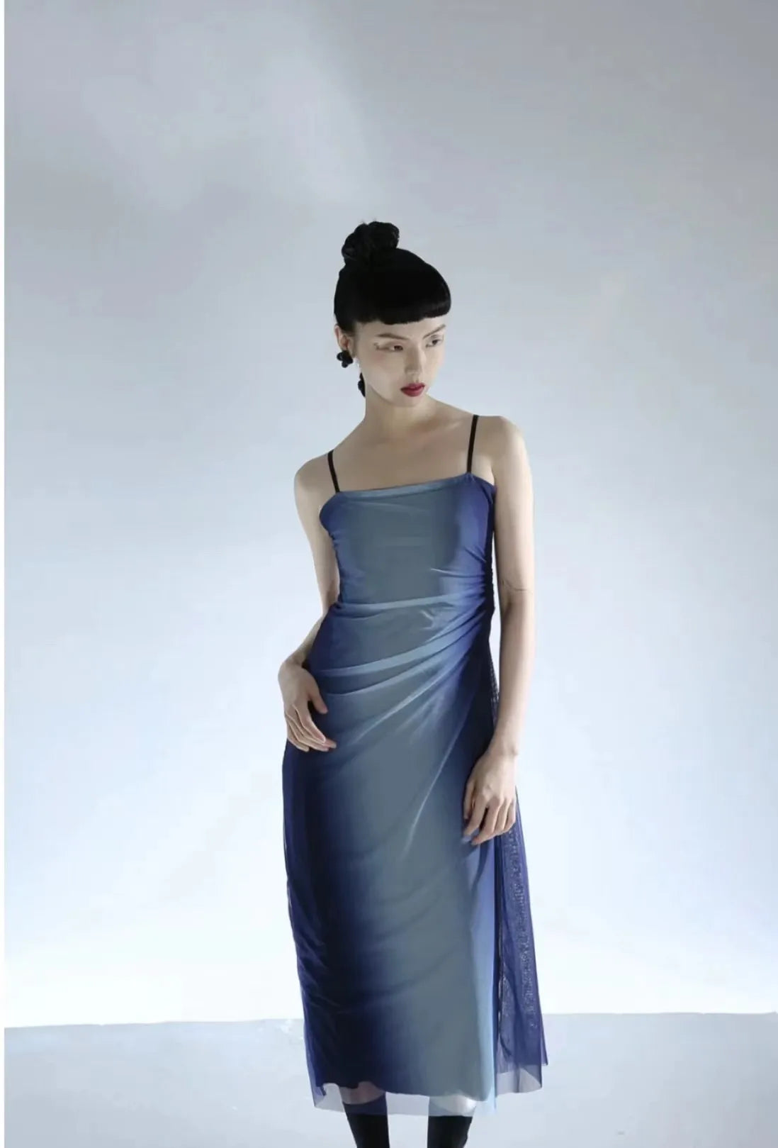 Blue Gradient Aesthetic Mesh Midi Dress — vista laterale