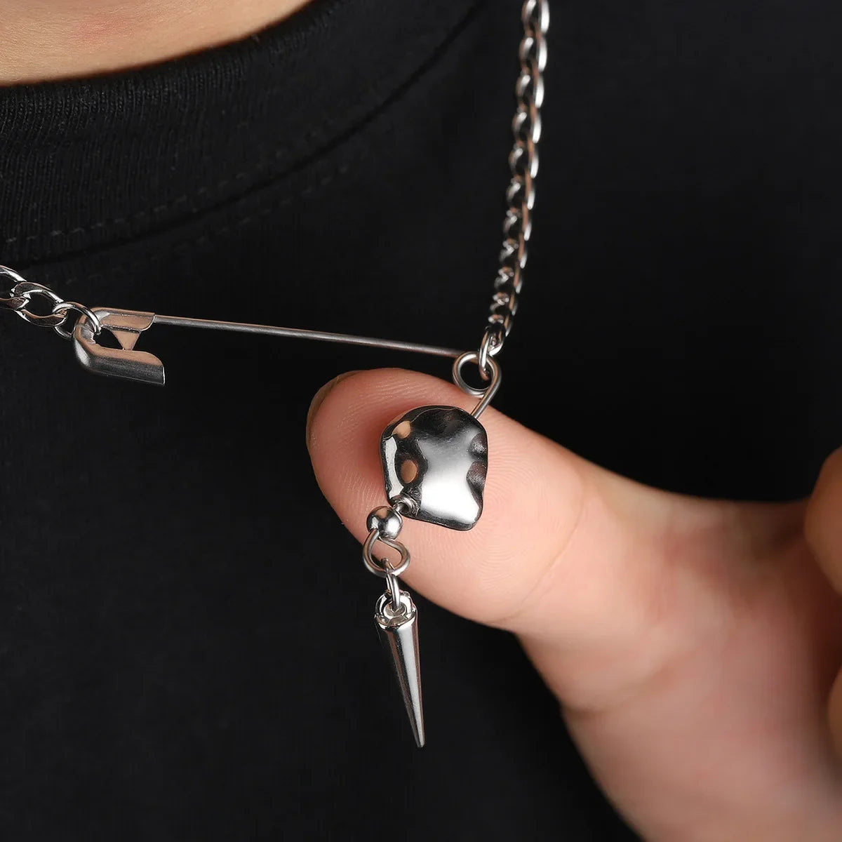 Bobby Pin Necklace — dettaglio della stampa
