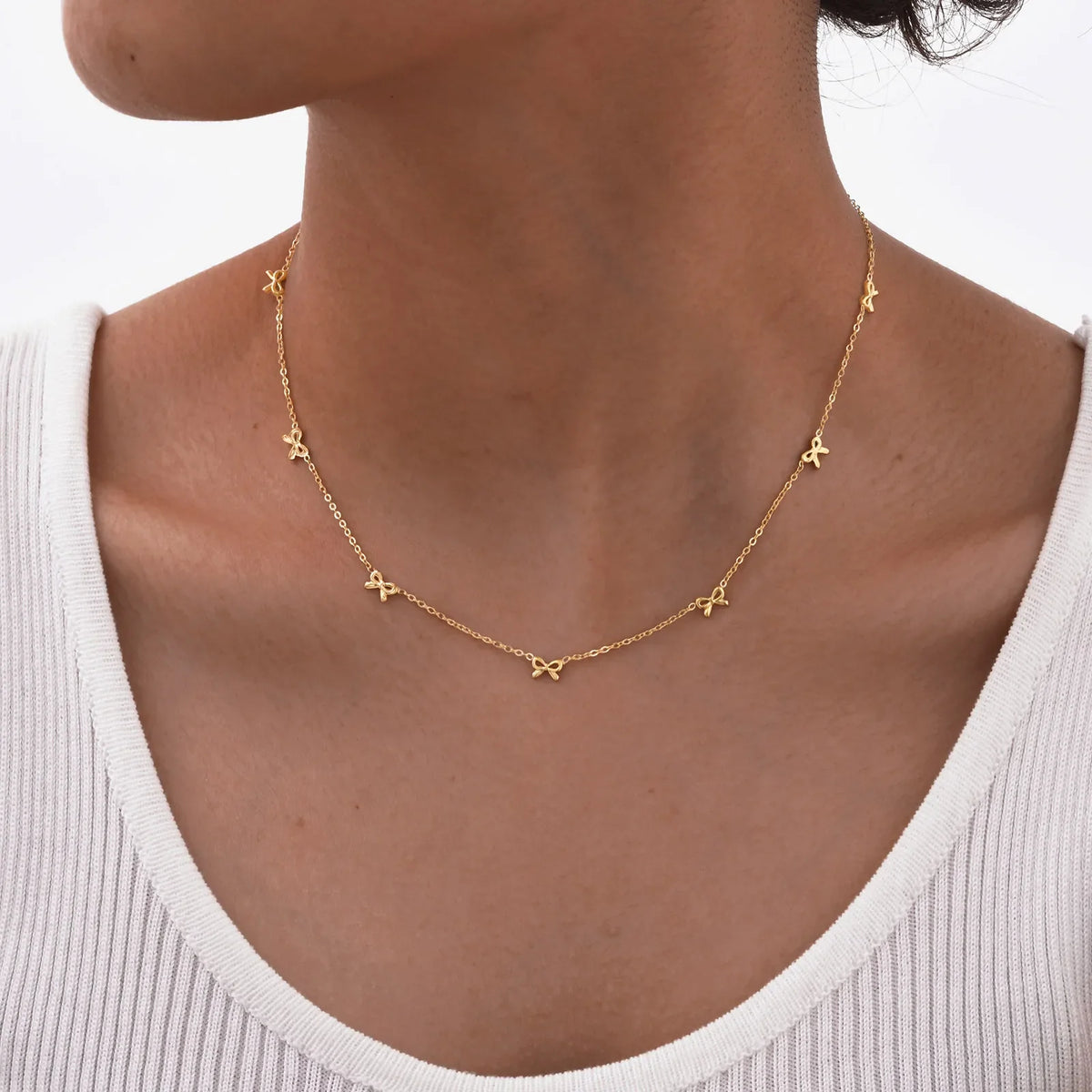 Bow Charms Necklace — vista posteriore