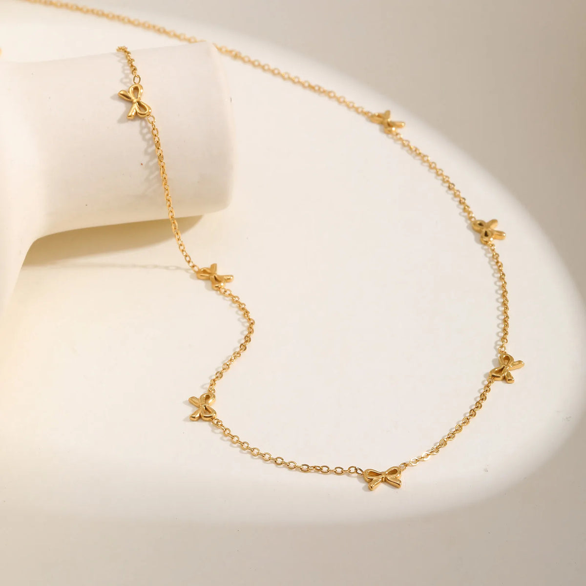 Bow Charms Necklace — dettaglio