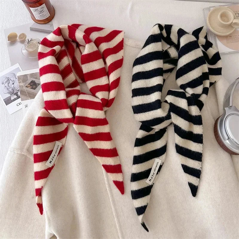 British Triangle Striped Knitted Scarf — vista laterale