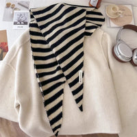 British Triangle Striped Knitted Scarf — dettaglio del tessuto