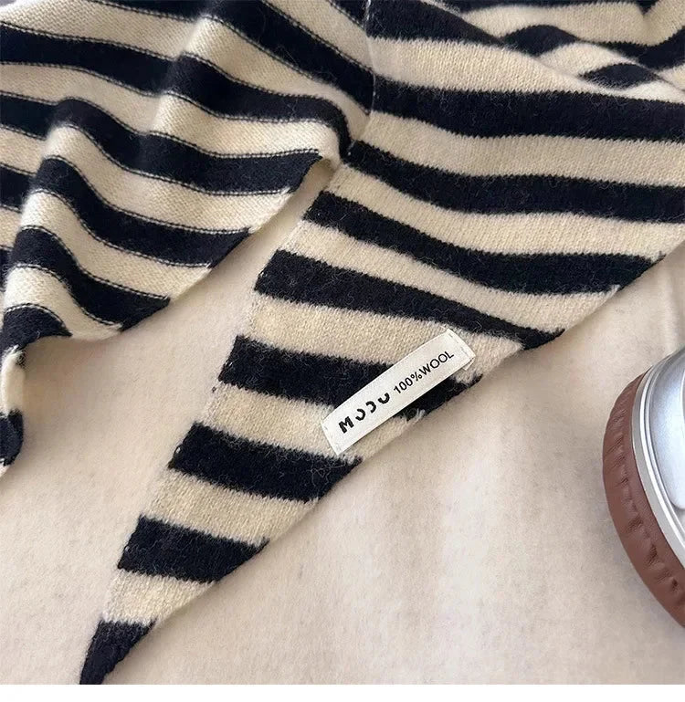 British Triangle Striped Knitted Scarf — vista frontale