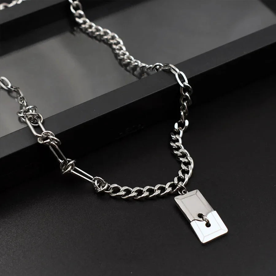 Broken Pendant Chain Necklace — vista laterale