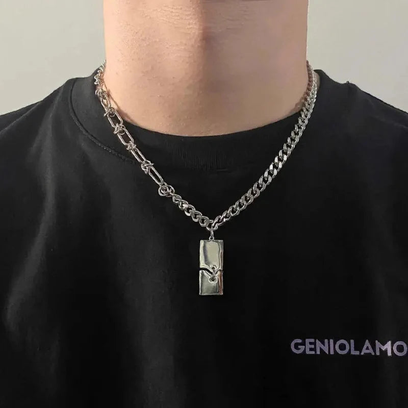 Broken Pendant Chain Necklace — vista posteriore