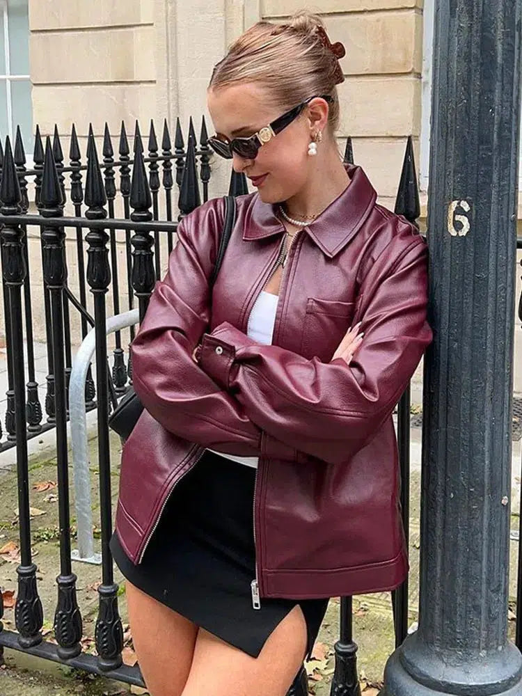 Burgundy Leather Jacket — dettaglio della stampa