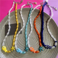Ceramic Fish Pendant Beaded Choker Necklace — vista laterale
