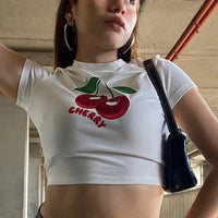Cherry White Graphic Crop Top — dettaglio della stampa