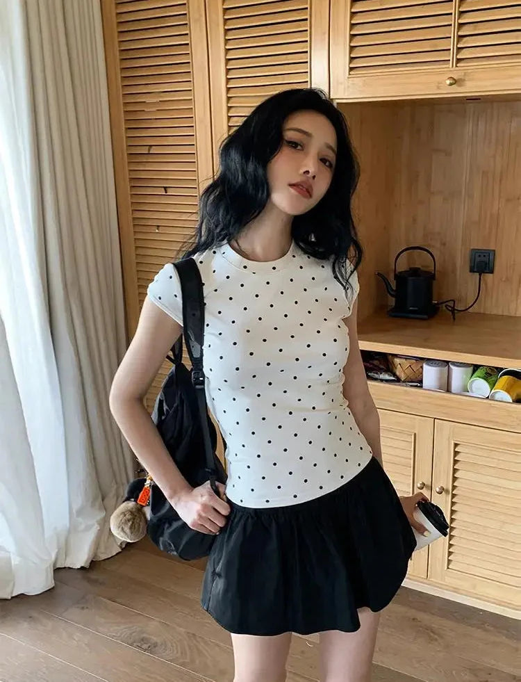 Chic Polka Dot Design Baby Tee Crop Top — vista frontale