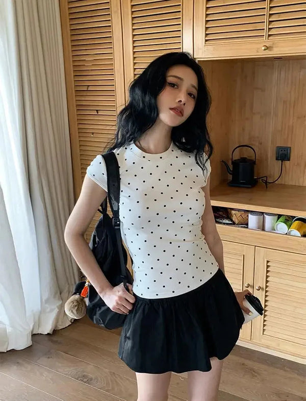 Chic Polka Dot Design Baby Tee Crop Top — vista frontale