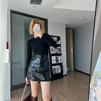 Crocodile Print Faux Leather Split Mini Skirt — dettaglio