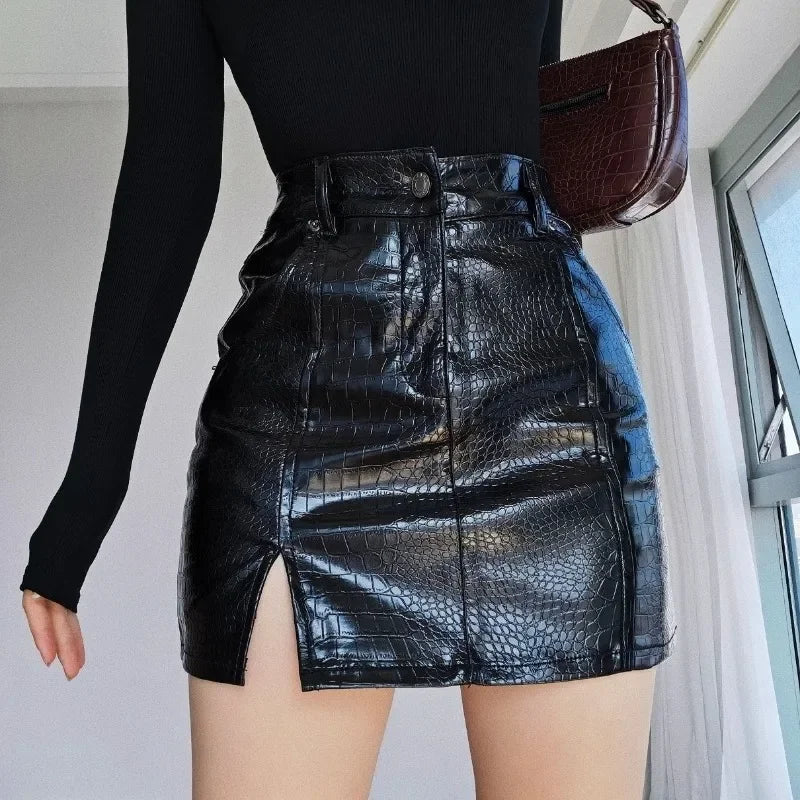 Crocodile Print Faux Leather Split Mini Skirt — vista frontale