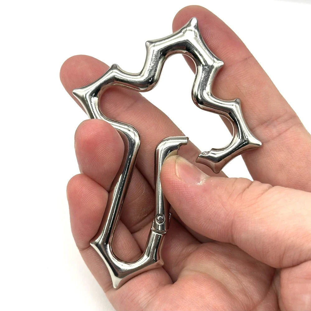 Cross Carabiner Keychain — dettaglio della stampa