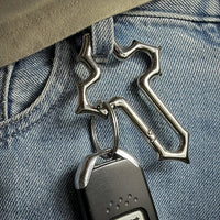 Cross Carabiner Keychain — vista posteriore