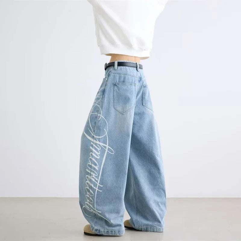 Cursive Letter Print Graphic Barrel Jeans — dettaglio della stampa