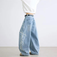 Cursive Letter Print Graphic Barrel Jeans — dettaglio della stampa