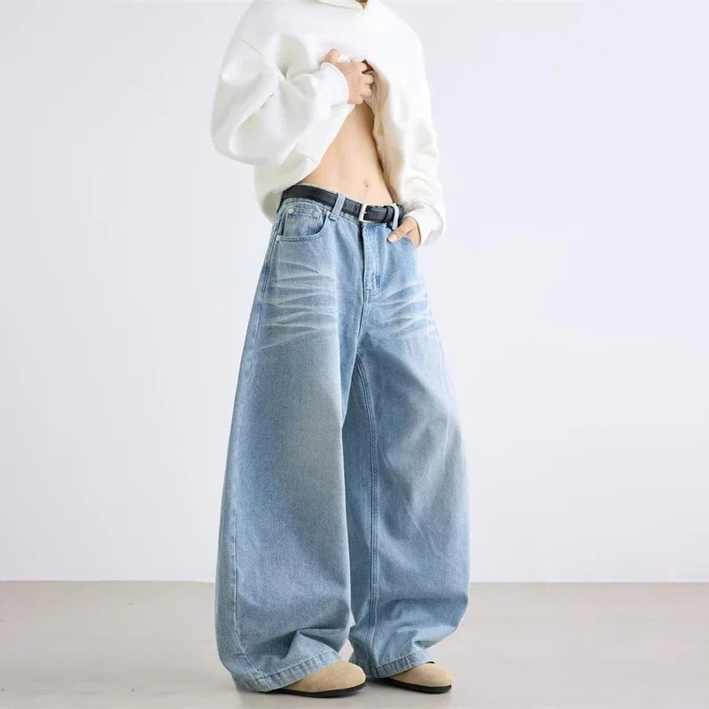 Cursive Letter Print Graphic Barrel Jeans — in alternativa