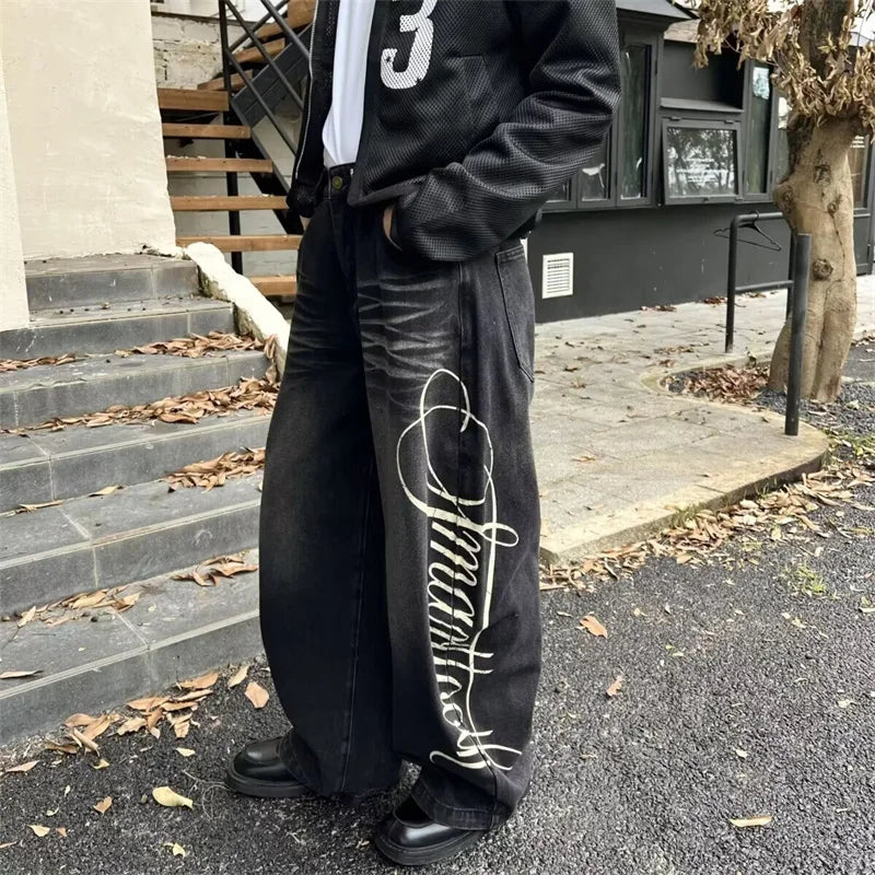 Cursive Letter Print Graphic Barrel Jeans — vista laterale